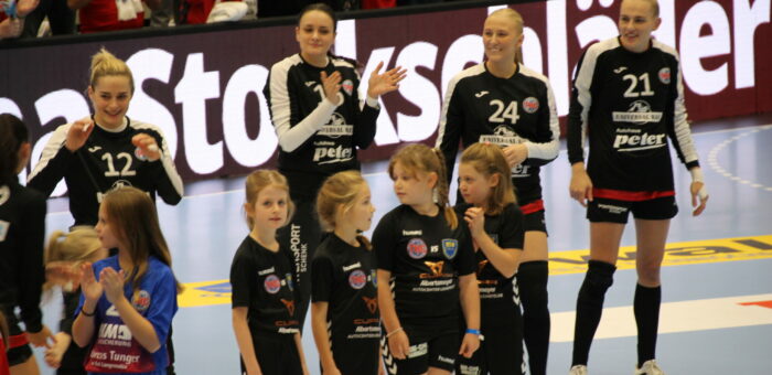 Mädchenteam als Einlaufkinder beim Thüringer HC